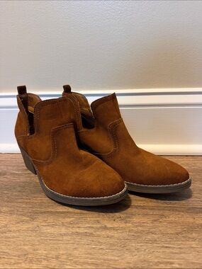 Women’s Suede Ankle Booties in Chestnut Brown